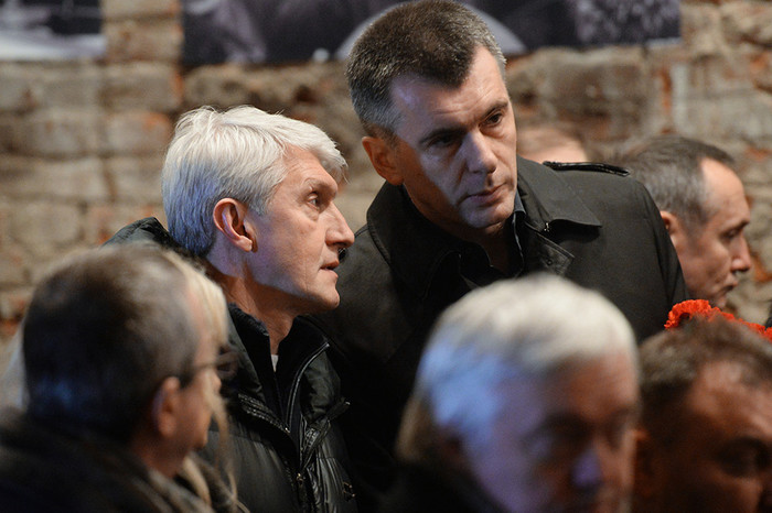 Бывший глава МФО «Менатеп» Платон Лебедев и политик и бизнесмен Михаил Прохоров (слева направо на втором плане) во время церемонии прощания с политиком Борисом Немцовым в Сахаровском центре