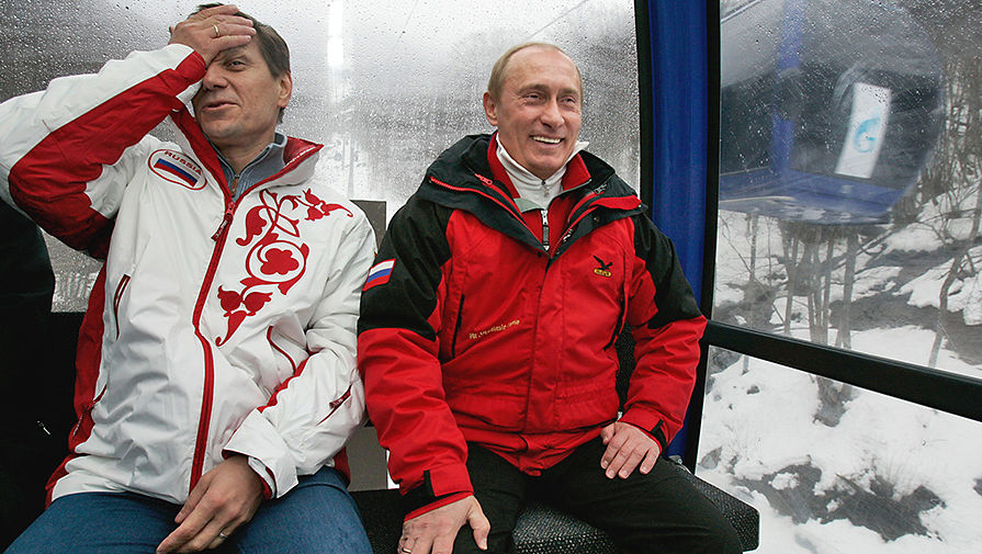 Александр Жуков и президент России Владимир Путин (слева направо) в&nbsp;кабине подъемника канатной дороги горнолыжного курорта Красная Поляна, 2007&nbsp;год