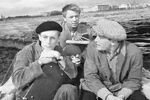 Справа налево: Василий Лановой в роли Алексея, Олег Анофриев в роли Владика и Василий Ливанов в роли Саши в фильме «Коллеги» (режиссер Алексей Сахаров), 1963 год