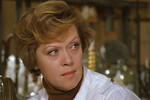<b>«Опасный возраст», Александр Прошкин (1981)</b>
<br><br>
Главные герои фильма — сорокалетние супруги Лилия (Фрейндлих) и Наркиз (Юозас Будрайтис) Родимцевы, которые прожили вместе около 20 лет и надоели друг другу. Развод разрушает их привычную жизнь — главный эксперт парфюмерной фабрики Наркис получает травму носа и лишается способности различать запахи, Лилия оставляет научную работу, а их сын Дмитрий (Антон Табаков) уезжает в другой город поступать в мореходное училище.
