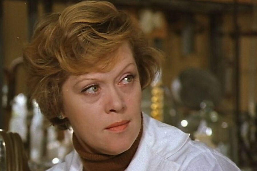 <b>«Опасный возраст», Александр Прошкин (1981)</b>
<br><br>
Главные герои фильма &mdash; сорокалетние супруги Лилия (Фрейндлих) и Наркиз (Юозас Будрайтис) Родимцевы, которые прожили вместе около&nbsp;20 лет и надоели друг другу. Развод разрушает их привычную жизнь &mdash; главный эксперт парфюмерной фабрики Наркис получает травму носа и лишается способности различать запахи, Лилия оставляет научную работу, а их сын Дмитрий (Антон Табаков) уезжает в&nbsp;другой город поступать в&nbsp;мореходное училище.
