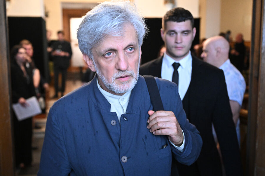 Сын Александра Митты Евгений Митта на&nbsp;прощании с&nbsp;кинорежиссером в&nbsp;Центральном доме литераторов в&nbsp;Москве, 17&nbsp;июля 2025&nbsp;года