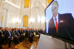 Президент Владимир Путин на телеэкране во время обращения к Федеральному собранию в Кремле, 1 декабря 2016 года