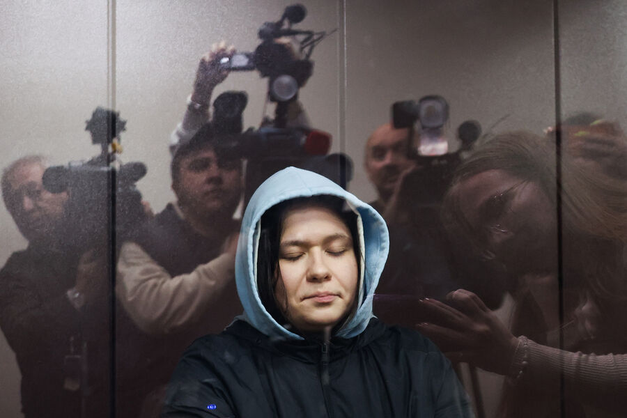 Елена Цуканова, обвиняемая в&nbsp;жестоком убийстве 6-летнего сына, во время заседания в&nbsp;Балашихинском суде, 18&nbsp;ноября 2025&nbsp;года
<br><br>
Утром 16&nbsp;ноября на&nbsp;востоке Москвы рабочие, проводившие реконструкцию Гольяновского пруда, обнаружили в&nbsp;рюкзаке пакет с&nbsp;головой ребенка. Позднее в&nbsp;квартире в&nbsp;Балашихе на&nbsp;балконе было найдено обезглавленное тело 6-летнего мальчика.