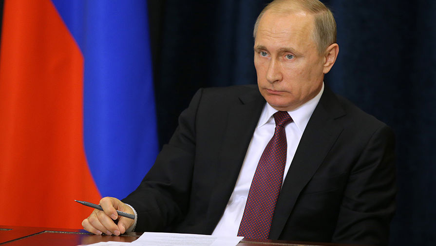 Владимир Путин в резиденции «Бочаров Ручей» во время телемоста по вопросам энергообеспечения Крыма