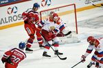 Игрок сборной Чехии Якуб Клепиш, игроки сборной России Василий Токранов и Сергей Андронов (слева направо) в матче первого этапа Евротура Кубка Карьяла между сборными командами России и Чехии.
