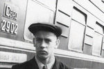 Владислав Крапивин на тюменском вокзале перед отъездом на приемные экзамены в Уральский университет в Свердловске, 1956 год