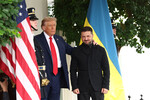 Президент США Дональд Трамп и президент Украины Владимир Зеленский во время встречи, 18 августа 2025 года