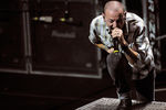 Дебютный альбом Linkin Park «Hybrid Theory» вышел в 2000 году и включил в себя, в частности, хит «In the End» — одну из самых популярных песен десятилетия (которая суперактуальна до сих пор благодаря, например, TikTok). Пластинка имела оглушительный успех, и уже в 2003-м коллектив релизнул «Meteora», в который вошли треки «Somewhere I Belong» и «Numb». В дальнейшем группа с Беннингтоном в составе выпустила еще пять полноценных альбомов. Последний из них — «One More Light» — вышел за несколько месяцев до гибели Беннингтона. Уже после трагедии Linkin Park представила live-релиз «One More Light Live» и альбом «Hybrid Theory 20th Anniversary Edition» в честь 20-летия «Hybrid Theory»