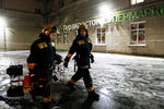 У супермаркета «Перекресток» на площади Калинина в Санкт-Петербурге, где произошел взрыв, 27 декабря 2017 года