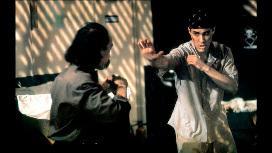 Кадр из фильма «Беглый огонь» (1992)
