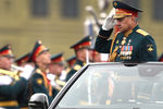Министр обороны РФ Сергей Шойгу приветствует военнослужащих на военном параде в честь 76-й годовщины Победы в Великой Отечественной войне в Москве, 9 мая 2021 года