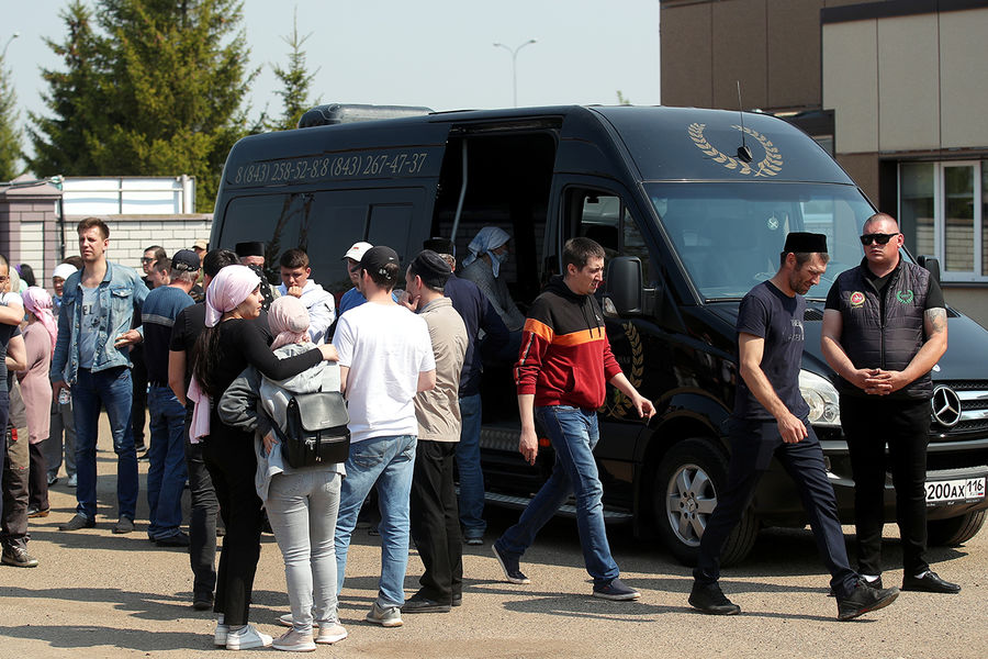 Похороны погибших при&nbsp;стрельбе в&nbsp;школе № 175&nbsp;на&nbsp;Самосыровском кладбище в&nbsp;Казани, 12&nbsp;мая 2021&nbsp;года