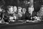 В президиуме во время торжественного заседания в Колонном зале Дома союзов, посвящённого пуску первой очереди Московского метро (слева направо): нарком по военным и морским делам, председатель РВС СССР К.Е.Ворошилов, зам.председателя Совнаркома СССР В.Я.Чубарь, генсек ЦК ВКП(б) И.В.Сталин, первый зампред Госплана СССР и зампред Совета Народных Комиссаров СССР В.И.Межлаук, глава советского правительства В.М.Молотов, нарком тяжелой промышленности Г.К.Орджоникидзе, 1935 год
