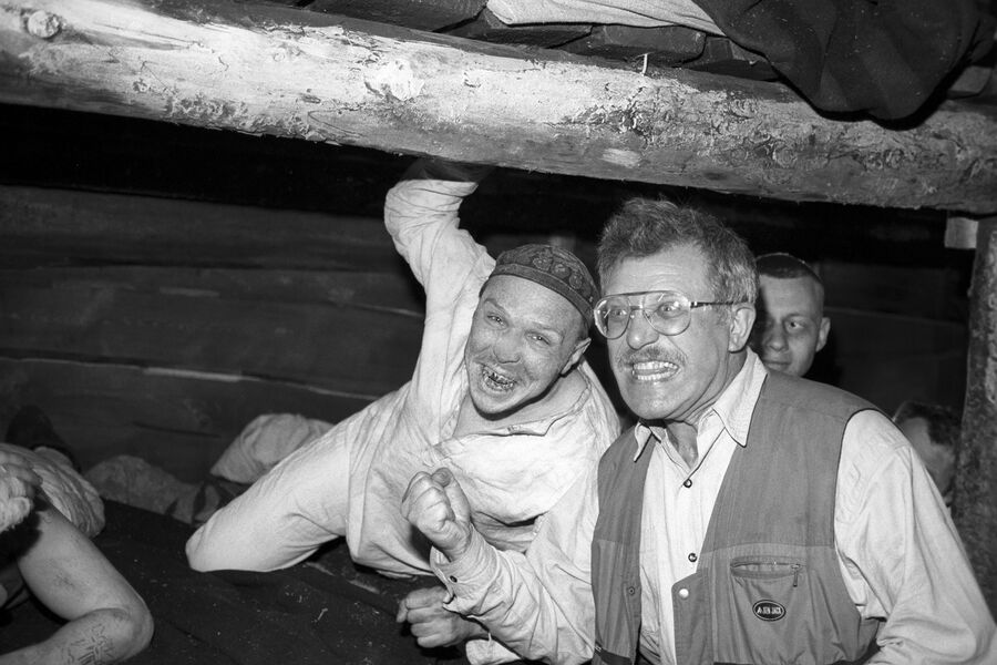 Музыкант и актер Гарик Сукачев и режиссер-постановщик Александр Митта (справа) во время съемок фильма &laquo;Затерянный в&nbsp;Сибири&raquo;, 1989&nbsp;год 