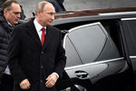 Президент России Владимир Путин около памятнику Минину и Пожарскому на Красной площади, ноябрь 2016 года