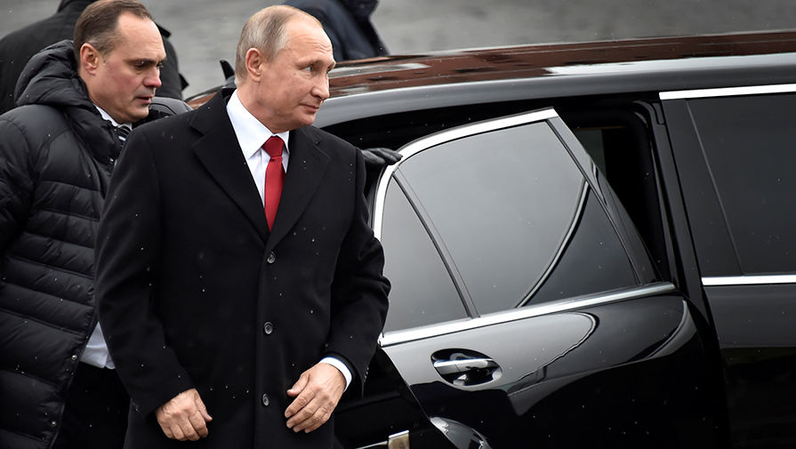 Президент России Владимир Путин около памятнику Минину и Пожарскому на Красной площади, ноябрь 2016 года