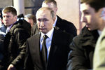 Президент России Владимир Путин во время возложения цветов около станции «Технологический институт» в Санкт-Петербурге после взрыва в вагоне метро, 3 апреля 2017 года