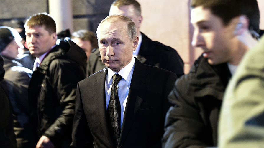 Президент России Владимир Путин во время возложения цветов около&nbsp;станции &laquo;Технологический институт&raquo; в&nbsp;Санкт-Петербурге после взрыва в&nbsp;вагоне метро, 3&nbsp;апреля 2017&nbsp;года