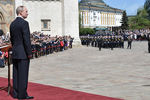 Президент России Владимир Путин во время парада Президентского полка на Соборной площади в Кремле после церемонии инаугурации, 7 мая 2018 года