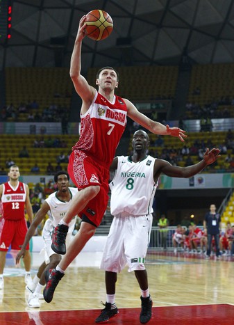 Виталий Фридзон забивает мяч