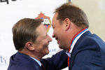 Сергей Иванов поздравляет Леонида Слуцкого.
