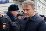 Президент, председатель правления ОАО «Сбербанк России» Герман Греф (справа) во время церемонии прощания с политиком Борисом Немцовым в Сахаровском центре