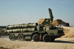 Зенитно-ракетный комплекс С-400 во время заступления на боевое дежурство на российской авиабазе Хмеймим для обеспечения безопасности полетов российской авиагруппы в Сирии