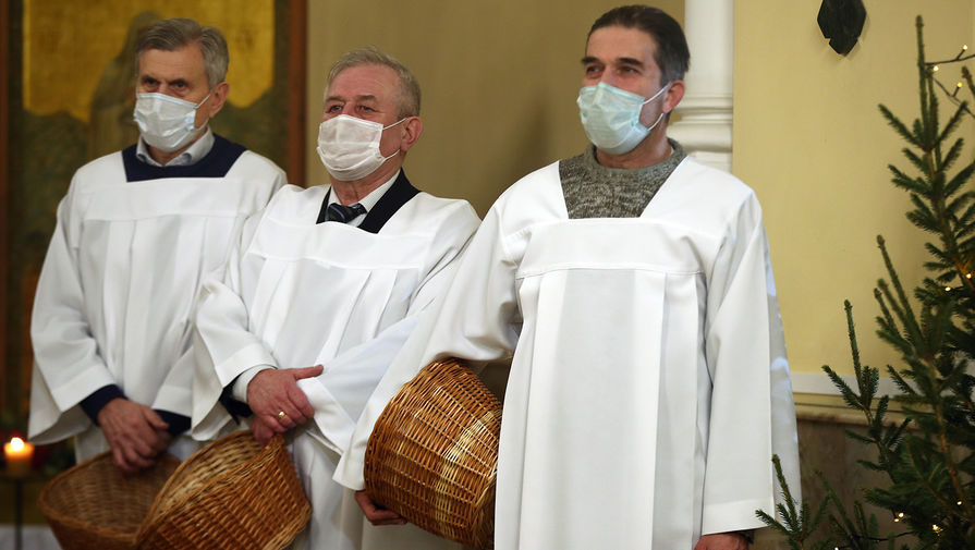 Алтарники во время Рождественской мессы в&nbsp;Римско-католическом кафедральном соборе Непорочного Зачатия Пресвятой Девы Марии в&nbsp;Москве, 24 декабря 2020 года
