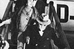 Игорь Федорович Стравинский (на первом плане) спускается по&nbsp;трапу самолета в&nbsp;Москве, 1962&nbsp;год
