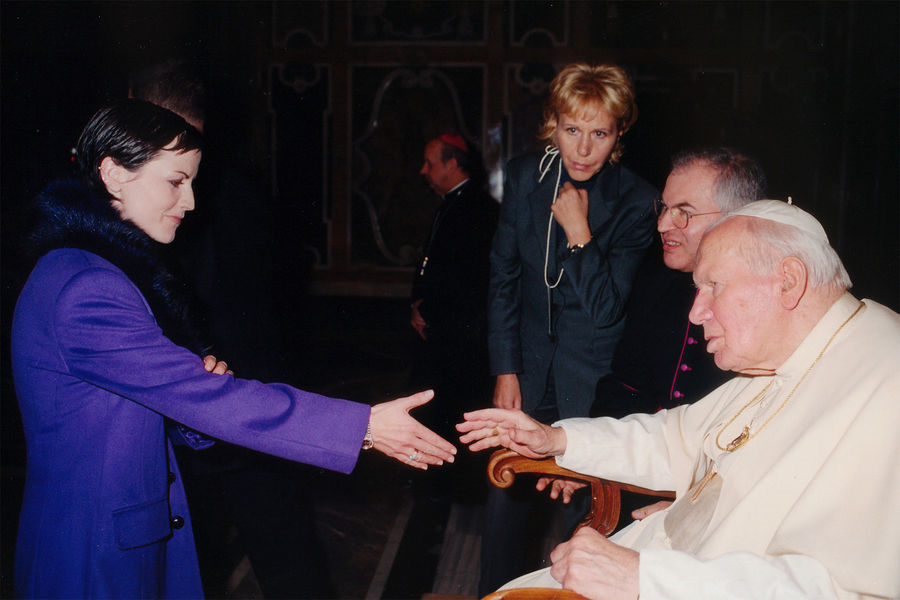 Долорес О'Риордан на&nbsp;встрече с&nbsp;папой римским Иоанном Павлом II в&nbsp;Ватикане, 2001&nbsp;год