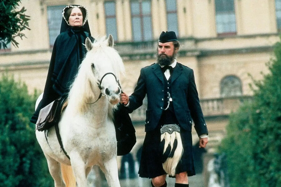 <b>&laquo;Ее величество Миссис Браун&raquo; (1997)</b>
<br><Br>
В&nbsp;исторической драме Джона Мэддена Джуди Денч сыграла королеву Викторию, которая становится затворницей после смерти своего мужа принца Альберта. Обеспокоенные министры вызывают ко двору шотландца Джона Брауна (Билли Коннолли), который быстро становится самым близким другом вдовствующей императрицы и главным врагом королевского двора. Роль Виктории принесла Денч первый &laquo;Золотой глобус&raquo; и номинацию на&nbsp;премию &laquo;Оскар&raquo;.
