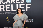 Певица Charli XCX, победившая в номинации «Лучшая упаковка пластинки» на 67-й церемонии вручения премии «Грэмми», 3 февраля 2025 года