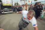 1997 год. Владимир Турчинский при помощи обычной лямки передвигает 18-тонный автобус на 15 метров