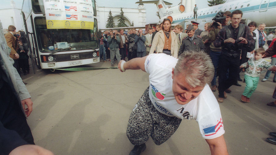 1997 год. Владимир Турчинский при помощи обычной лямки передвигает 18-тонный автобус на 15 метров