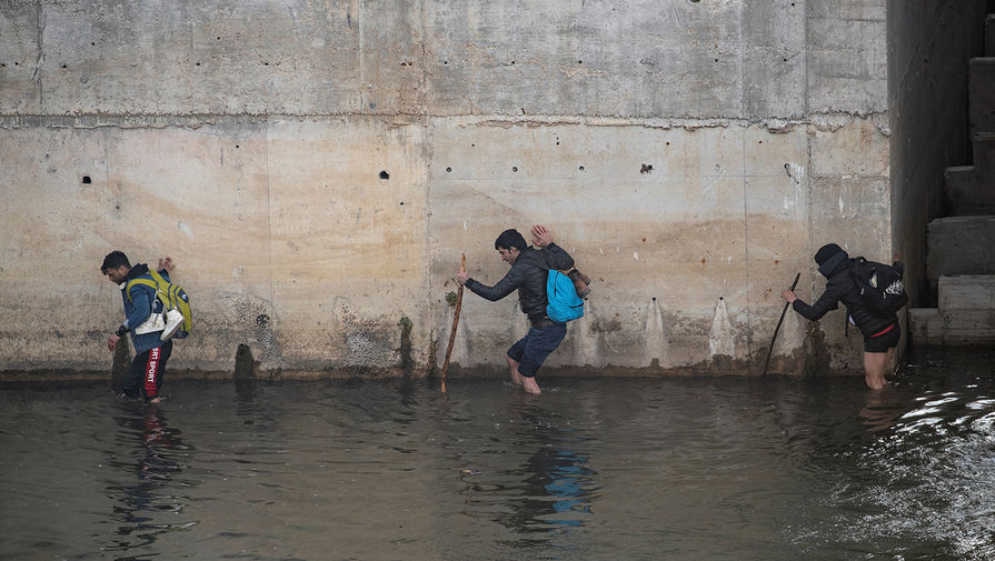 Мигранты идут по&nbsp;реке Марица 