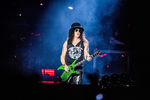 Слэш во время концерта Guns N' Roses в Стокгольме, 2017 год
