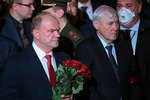 Руководитель фракции КПРФ в Госдуме Геннадий Зюганов (слева) и председатель комитета Государственной Думы РФ по финансовому рынку Анатолий Аксаков на церемонии прощания с руководителем фракции ЛДПР Владимиром Жириновским в Колонном зале Дома Союзов в Москве, 8 апреля 2022 года