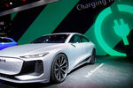 Электрический концепт-кар Audi A6 e-tron на&nbsp;Шанхайском автосалоне, апрель 2021&nbsp;года