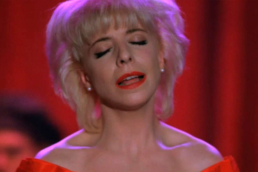 Джули Круз исполняют песню The World Spins в&nbsp;кадре из&nbsp;сериала &laquo;Твин Пикс&raquo; (1990-1991)