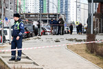 Оцепление у жилого дома, поврежденного из-за падения обломков сбитого БПЛА на улице Западный квартал в Видном, 11 марта 2025 года