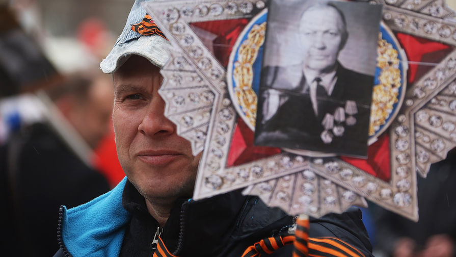 Участники во время акции «Бессмертный полк» в Москве