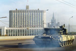 Бронетехника перед Белым домом в Москве, 1993 год