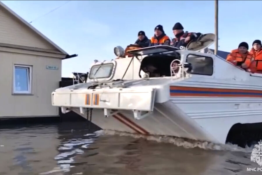 Сотрудники МЧС России эвакуируют местных жителей из&nbsp;зоны подтопления в&nbsp;Орске, 6&nbsp;апреля 2024&nbsp;года
