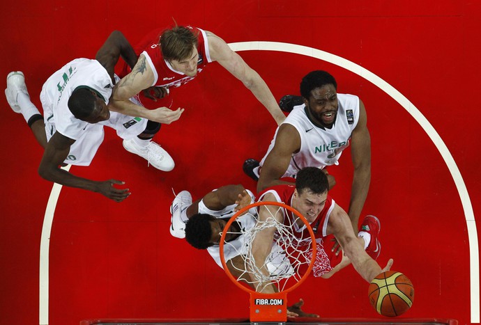 Сверху все хорошо видно, кто ближе к мячу