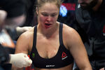 Ронда Роузи во время главного поединка турнира UFC 193 на арене Etihad Stadium в Мельбурне