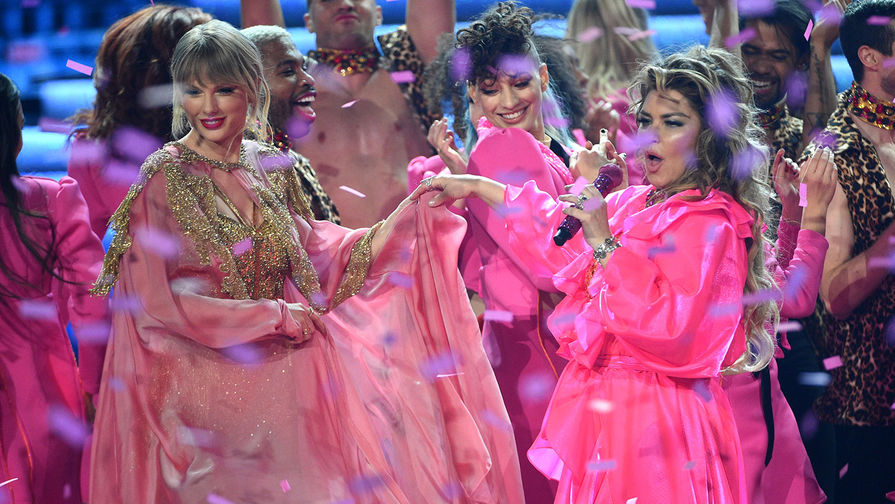 Певица Тейлор Свифт и певица Шанайя Твейн на The American Music Awards-2019