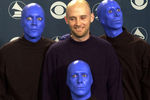 Моби и участники Blue Man Group после совместного выступления на церемонии вручения наград «Грэмми» в Лос-Анджелесе, 2001 год
