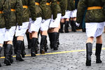 Девушки-курсантки на Красной площади в Москве перед началом военного парада в честь 76-й годовщины Победы в Великой Отечественной войне, 9 мая 2021 года