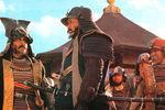 Кадр из фильма <b>«Кагемуся: Тень воина» (1980)</b> Еще через пять лет помочь живому классику в осуществлении его замыслов решили коллеги из США. По легенде, Фрэнсис Форд Коппола предложил Куросаве мощную финансовую поддержку, узнав об отказе японских студий работать со «сложным» режиссером. Результатом стал один из его самых масштабных фильмов «Тень воина» 1980 года. История мелкого воришки XVI века, выдающего себя за великого воина стала одним из программных произведений 70-летнего постановщика и завоевала ему главную награду Каннского кинофестиваля – «Золотую пальмовую ветвь».
